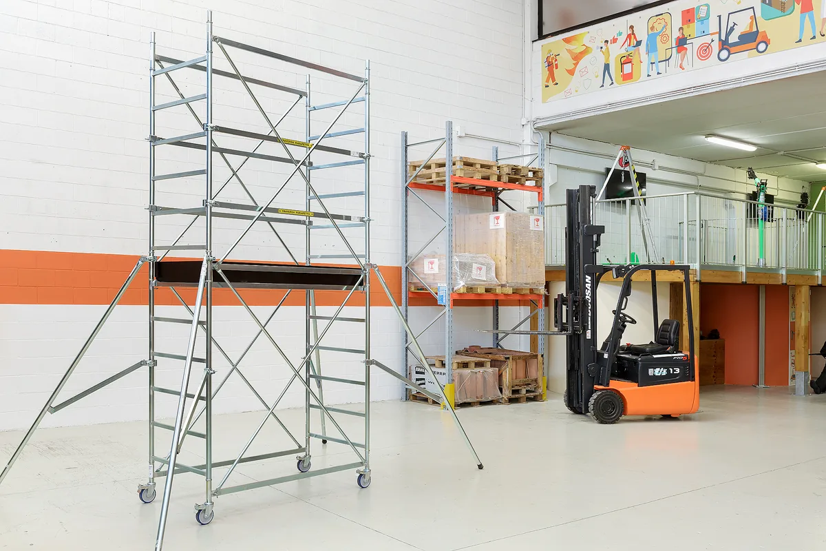 Il centro di Monza: trabattello, scaffalature e carrello elevatore