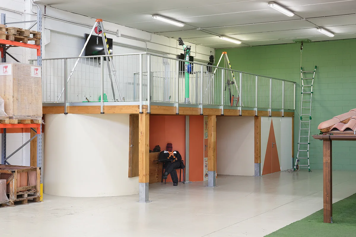 Il soppalco del centro di Monza, coi treppiedi per gli spazi confinati e la scala telescopica