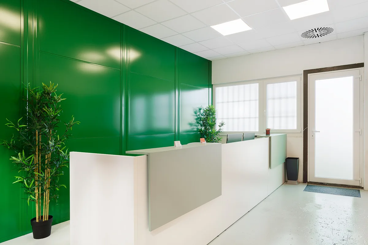 L'accoglienza del centro di Rho, col bancone e la parete verde